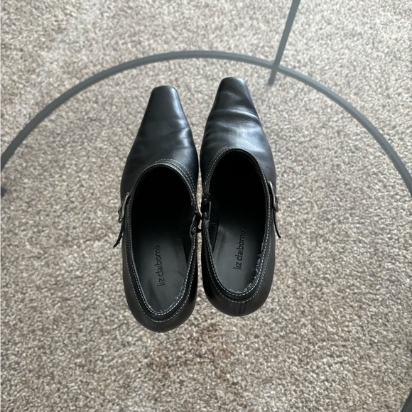 Liz Claiborne bootie, upper leather, zip side. - Picture 5 of 5